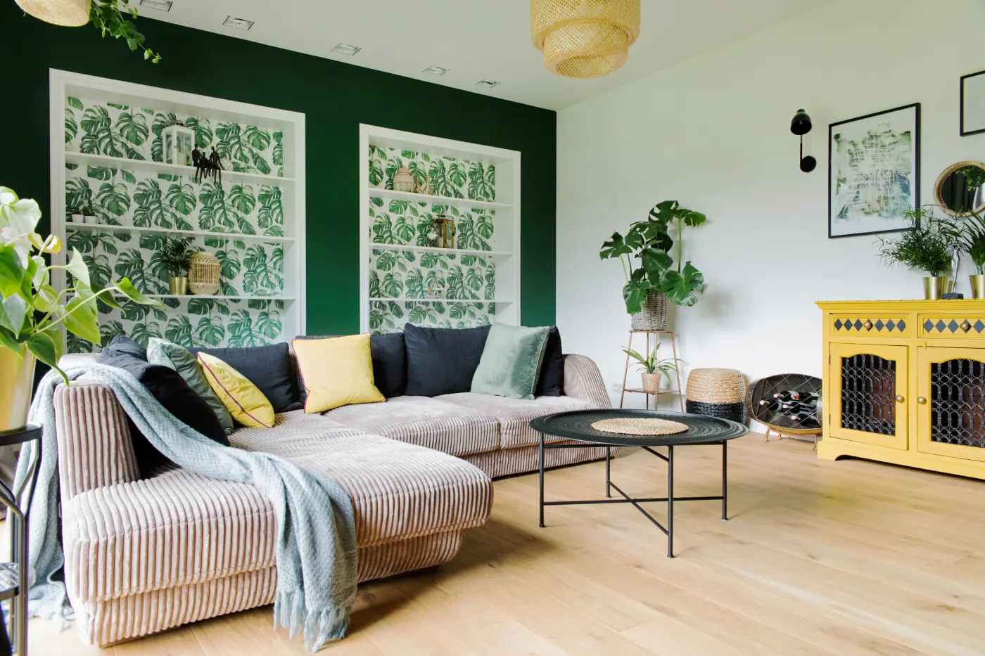 Cozy and stylish living room interior design